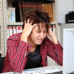 頭を抱える